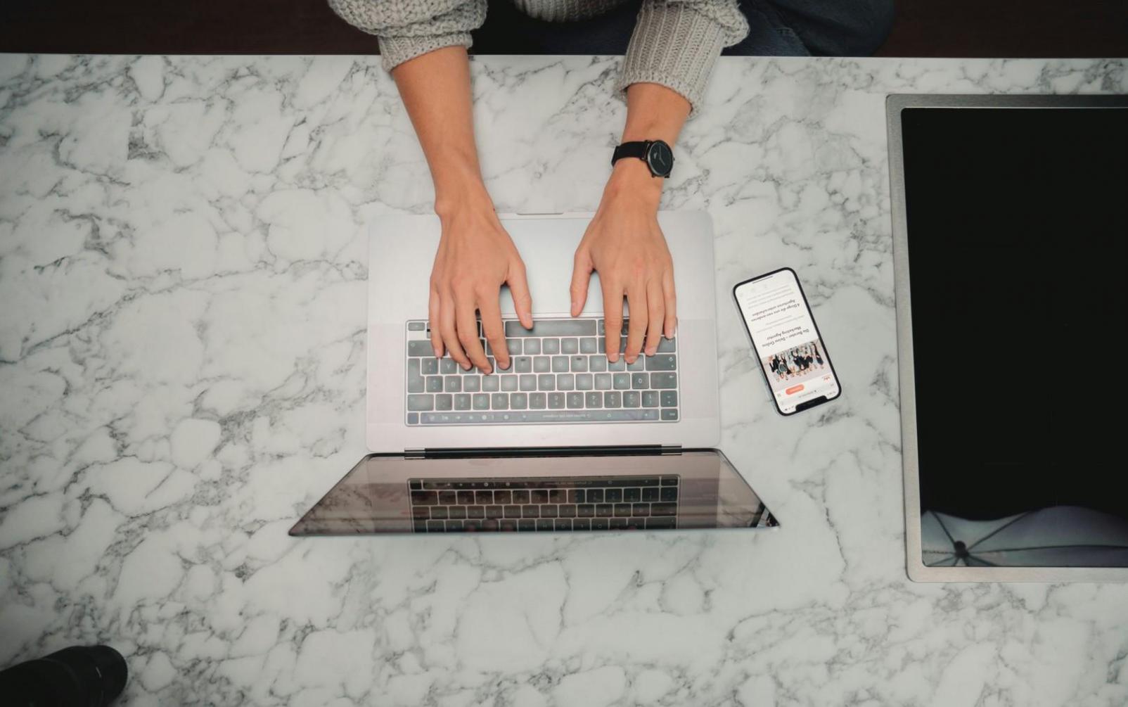 Ambiente del laboratorio di formazione con postazioni professionali